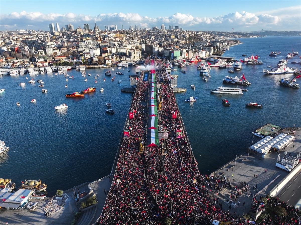Galata Kulesi’nden tarihi kareler: İstanbul kırmızı-beyaza büründü
