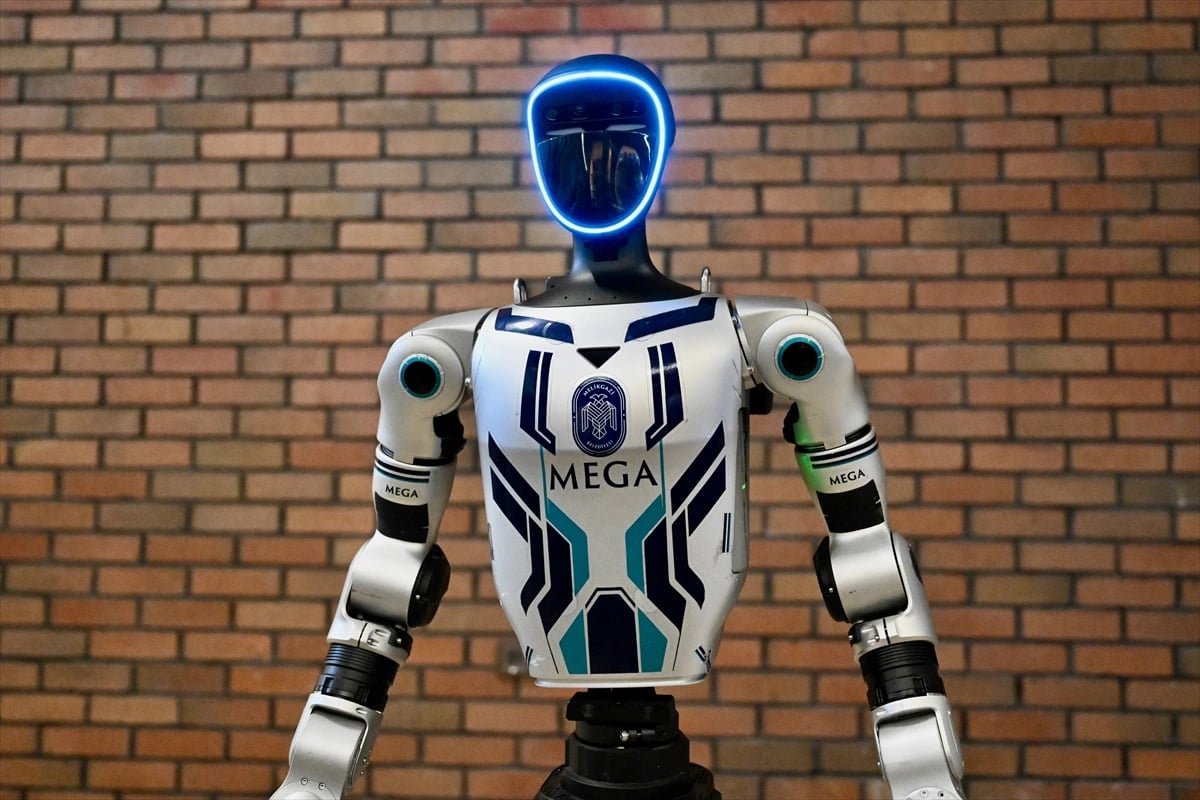 İnsansı robot MEGA, zabıta ekipleriyle denetimde