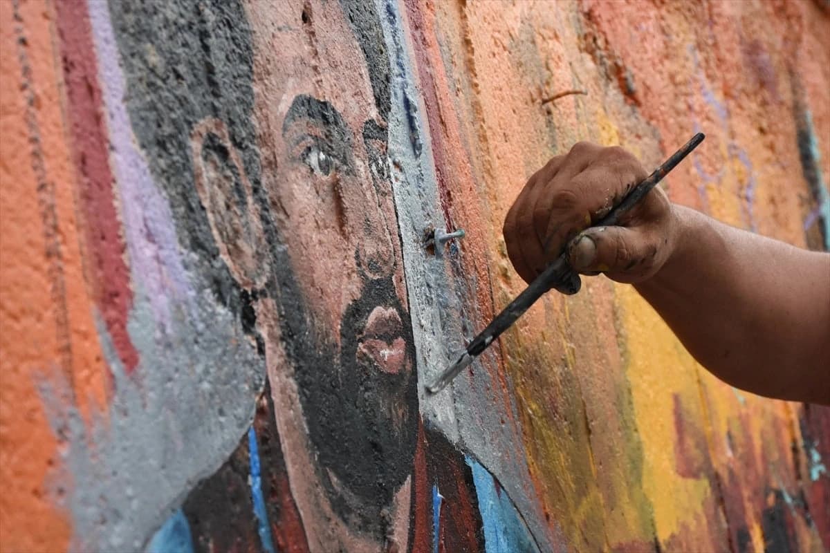 Trabzon'da Salah sevgisi şehrin duvarlarına yansıdı
