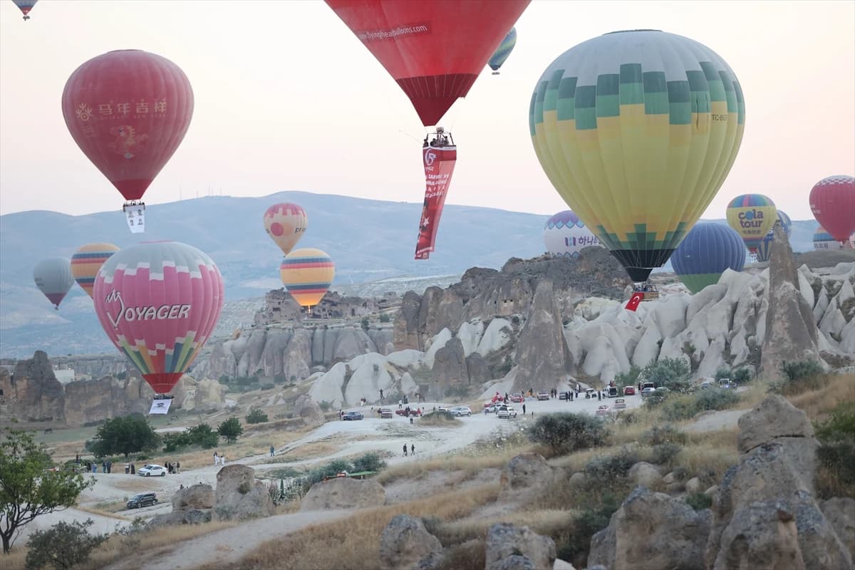 Kapadokya gökyüzünde anlamlı uçuş: Sıcak hava balonları 15 Temmuz için havalandı