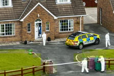 Kuzey İrlanda'da düzenlenen silahlı saldırıda 2 kişi hayatını kaybetti