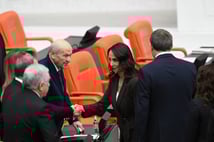 Meclis'te alışılmadık sıcak anlar: Liderler tokalaştı