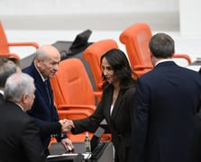 Meclis'te alışılmadık sıcak anlar: Liderler tokalaştı