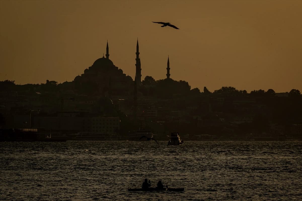 İstanbul'un tarihi silüeti gün batımında objektife yansıdı