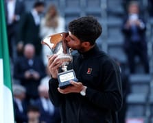 Carlos Alcaraz, Roma Açık'ta dünya 1 numarası Jannik Sinner'i yenerek ilk şampiyonluğunu kazandı