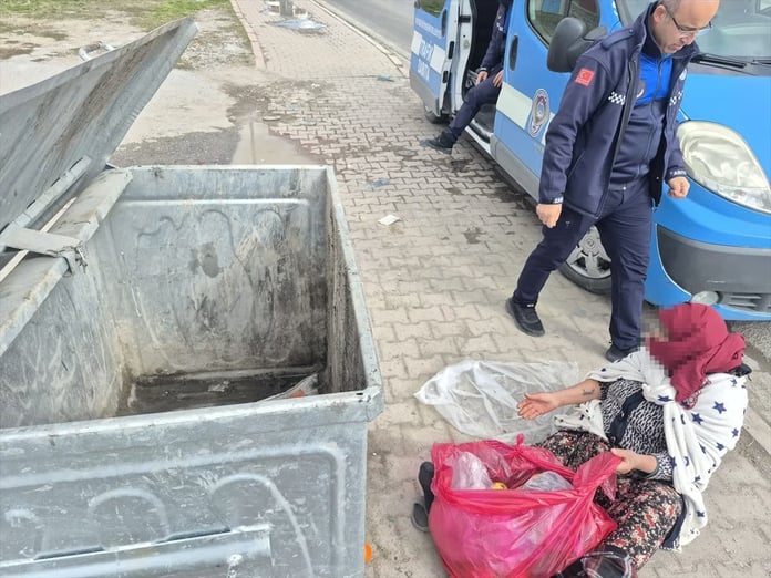 Dilencilerin çöpten yemek toplama tiyatrosu deşifre edildi