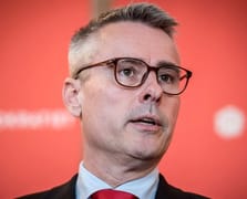 Danimarka'da eski Bakan Larsen'in çocuk istismarına yönelik materyal bulundurma suçuyla ilgili yargılaması başladı