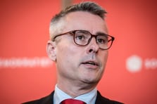 Danimarka'da eski Bakan Larsen'in çocuk istismarına yönelik materyal bulundurma suçuyla ilgili yargılaması başladı