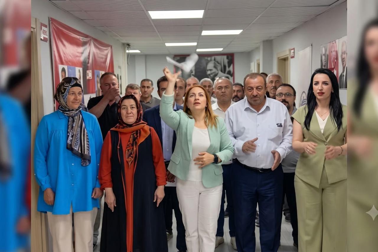 Görevden alınan CHP Hakkari İl Başkanı tebligatı uçak yapıp attı