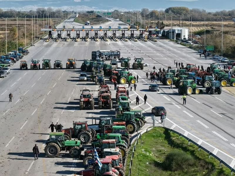 Yunan çiftçiler Türkiye sınırını kapattı