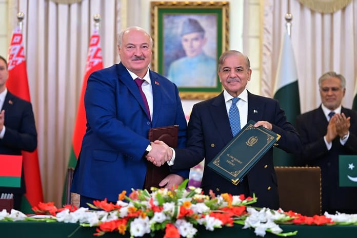 Pakistan ve Belarus, savunma ve bilişim teknolojileri konularında işbirliğini artırmayı görüştü