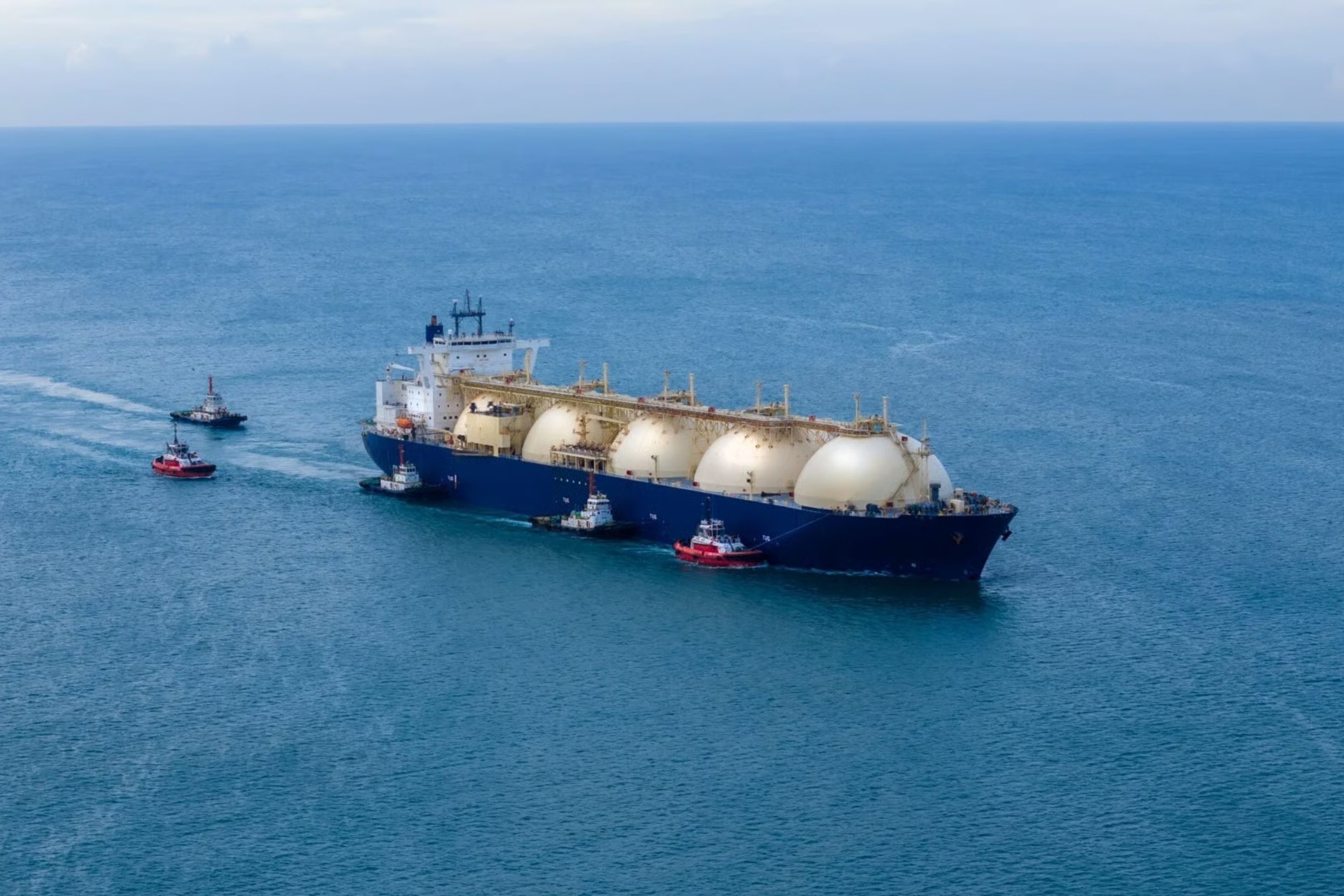 Savaş küresel doğal gaz ticaretini gölgelere itiyor: LNG gemileri Hürmüz'den gizlice geçiyor