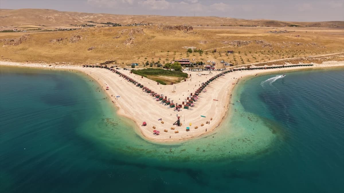 Turkuaz'ın bin bir tonu: Çakıl Adası