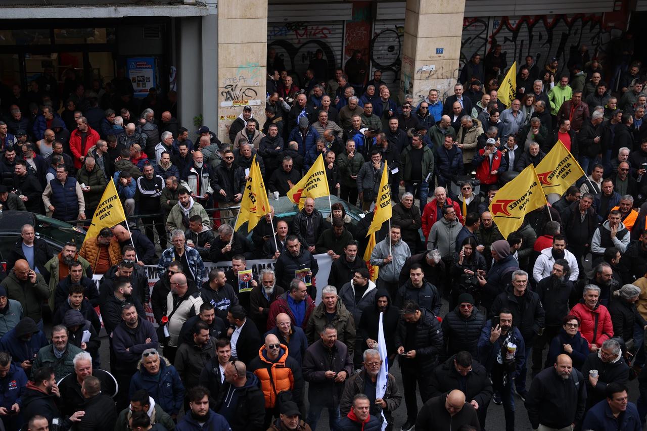 Atina'da grevdeki taksiciler Meclis binasına yürüyüş düzenledi
