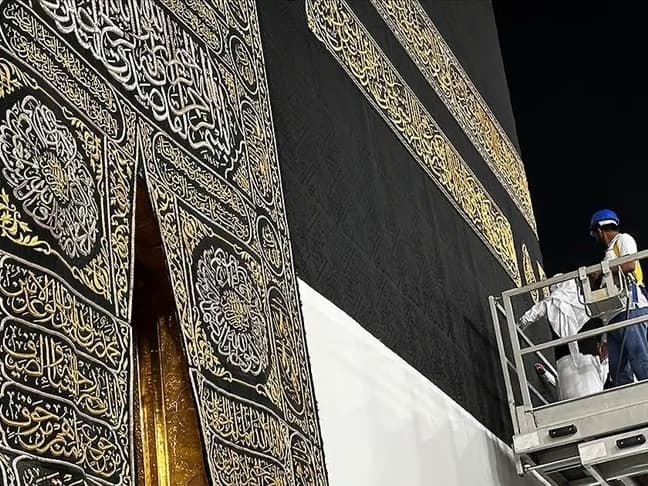 Alçaklığa Kabe örtüsünü de alet etmişler