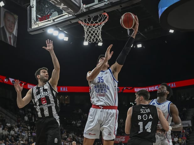 Anadolu Efes, Basketbol Süper Ligi play-off yarı final serisinde Beşiktaş'ı mağlup ederek 2-1 öne geçti