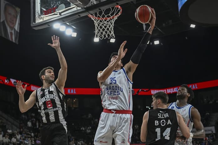 Anadolu Efes, Basketbol Süper Ligi play-off yarı final serisinde Beşiktaş'ı mağlup ederek 2-1 öne geçti