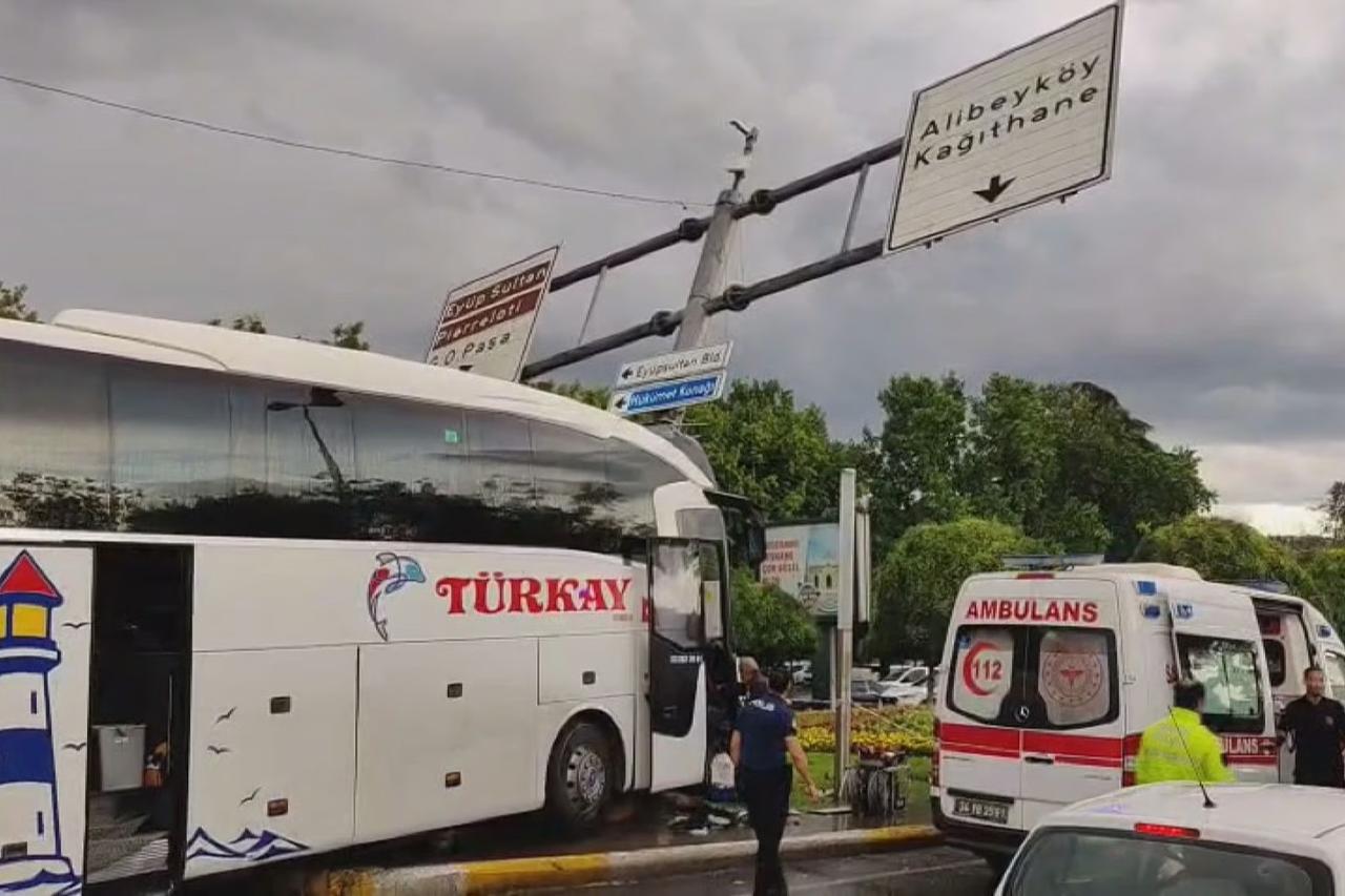 Eyüpsultan'da yolcu otobüsü ile otomobil çarpıştı