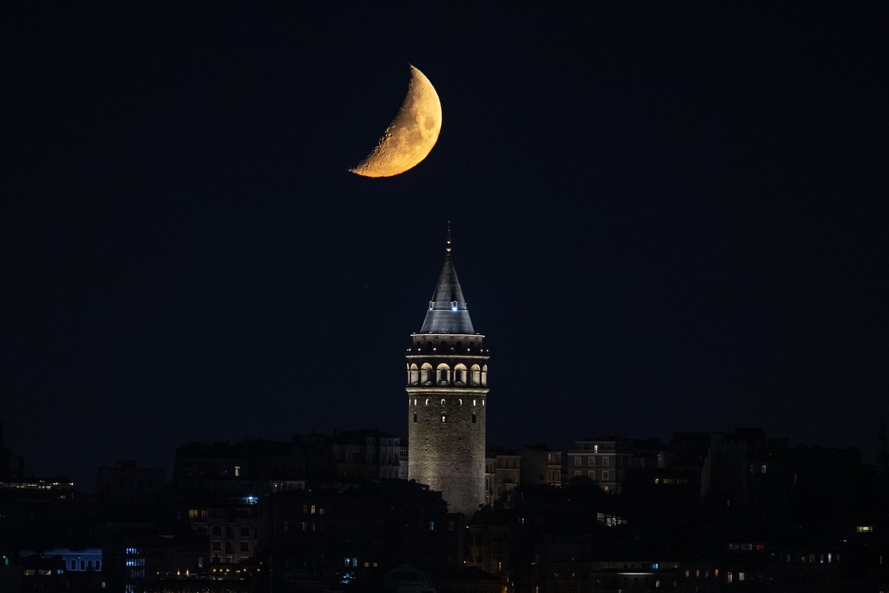 İstanbul'da farklı zamanlarda çekilmiş Ay fotoğrafları