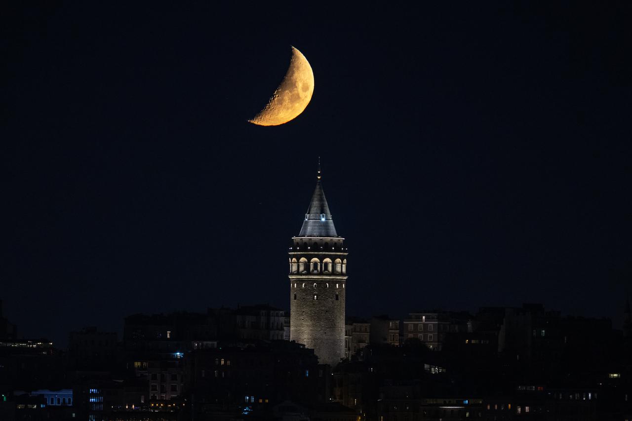 İstanbul'da farklı zamanlarda çekilmiş Ay fotoğrafları