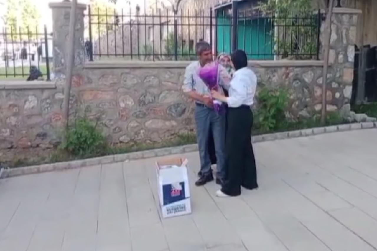 YKS sonrası kızını çiçeklerle karşılayan baba: Dünyanın en güzel anıydı