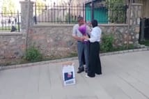 YKS sonrası kızını çiçeklerle karşılayan baba: Dünyanın en güzel anıydı