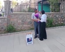 YKS sonrası kızını çiçeklerle karşılayan baba: Dünyanın en güzel anıydı