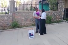 YKS sonrası kızını çiçeklerle karşılayan baba: Dünyanın en güzel anıydı