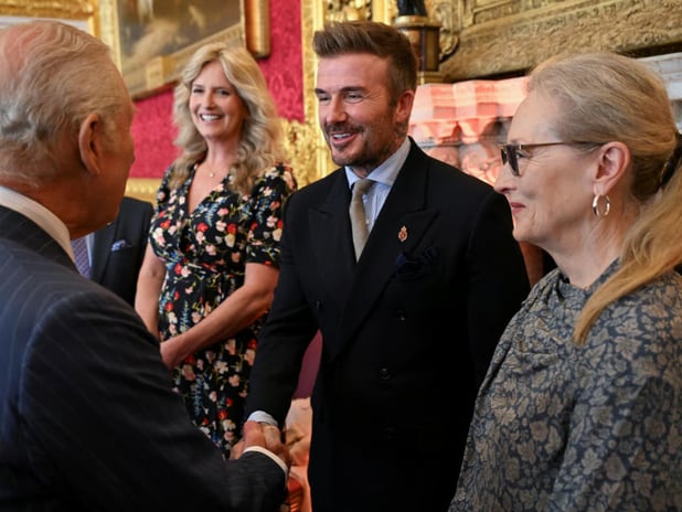 Kraliyet töreninde David Beckham'a büyük onur: İngiliz toplumuna ve futboluna katkılarından dolayı şövalyelik unvanına layık görüldü