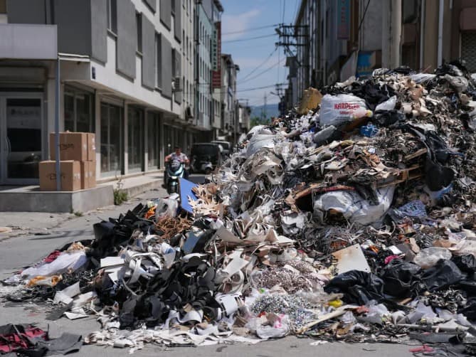 Çöpten dağlar, grevde devam kararı