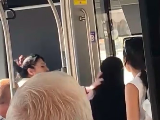 Çarşaflı kadına çarşaf giydiği gerekçesiyle saldırdı: "Defolun bu ülkeden sizi istemiyoruz."