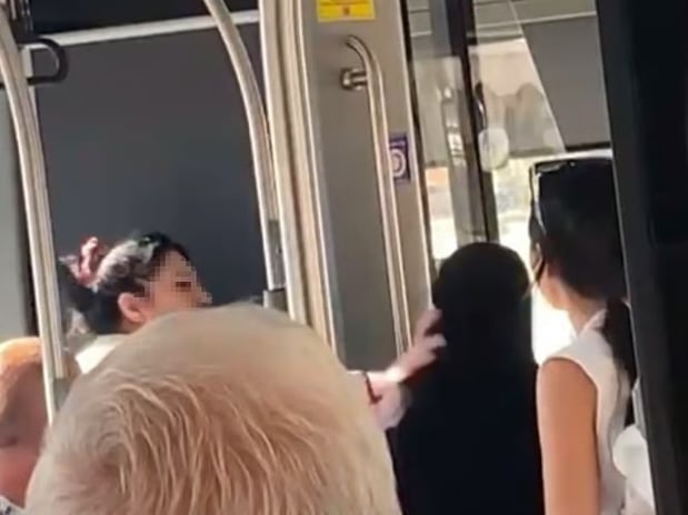 Çarşaflı kadına çarşaf giydiği gerekçesiyle saldırdı: "Defolun bu ülkeden sizi istemiyoruz."