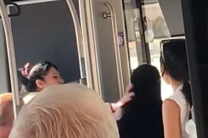 Çarşaflı kadına çarşaf giydiği gerekçesiyle saldırdı: "Defolun bu ülkeden sizi istemiyoruz."