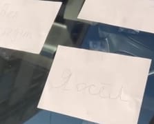 Yola bırakıp gittiği araca 3 dilde 'Ben eşeğim' yazılı kağıt yapıştırdılar