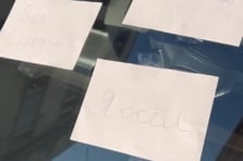 Yola bırakıp gittiği araca 3 dilde 'Ben eşeğim' yazılı kağıt yapıştırdılar