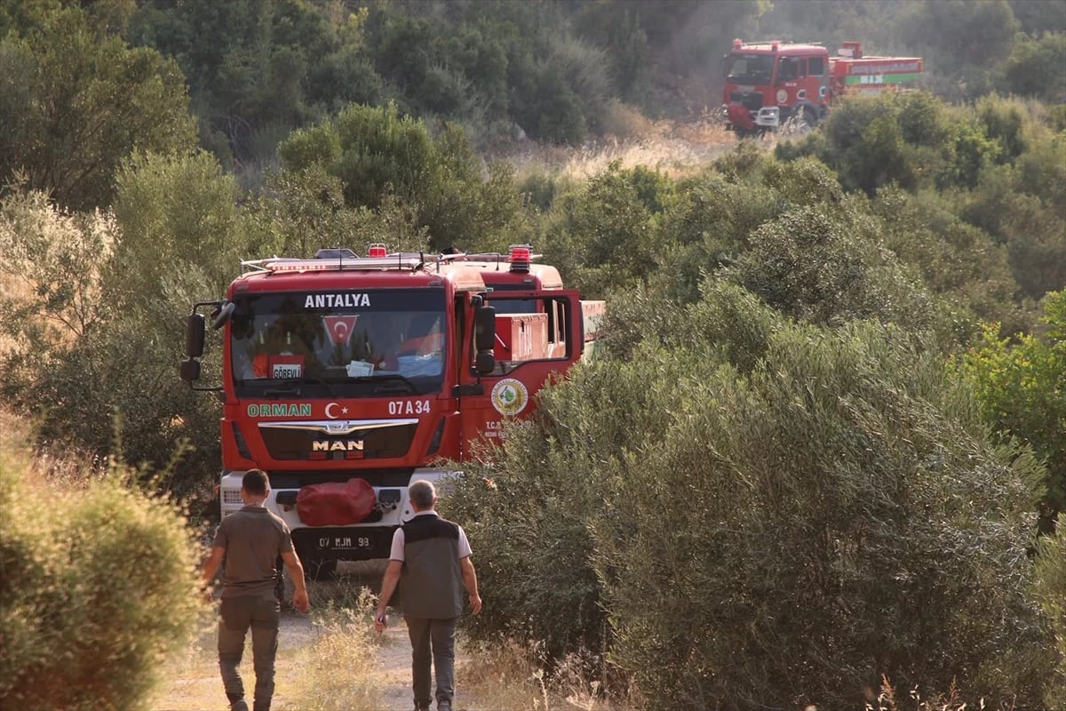 Kaş'ta orman yangını 2. gününde: Sarp arazide havadan ve karadan zorlu mücadele