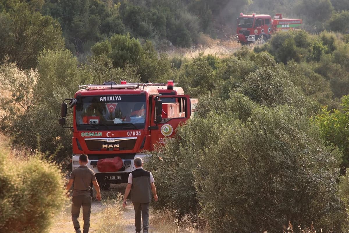 Kaş'ta orman yangını 2. gününde: Sarp arazide havadan ve karadan zorlu mücadele