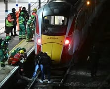 İngiltere’de trende bıçaklı saldırı: 10 yaralı