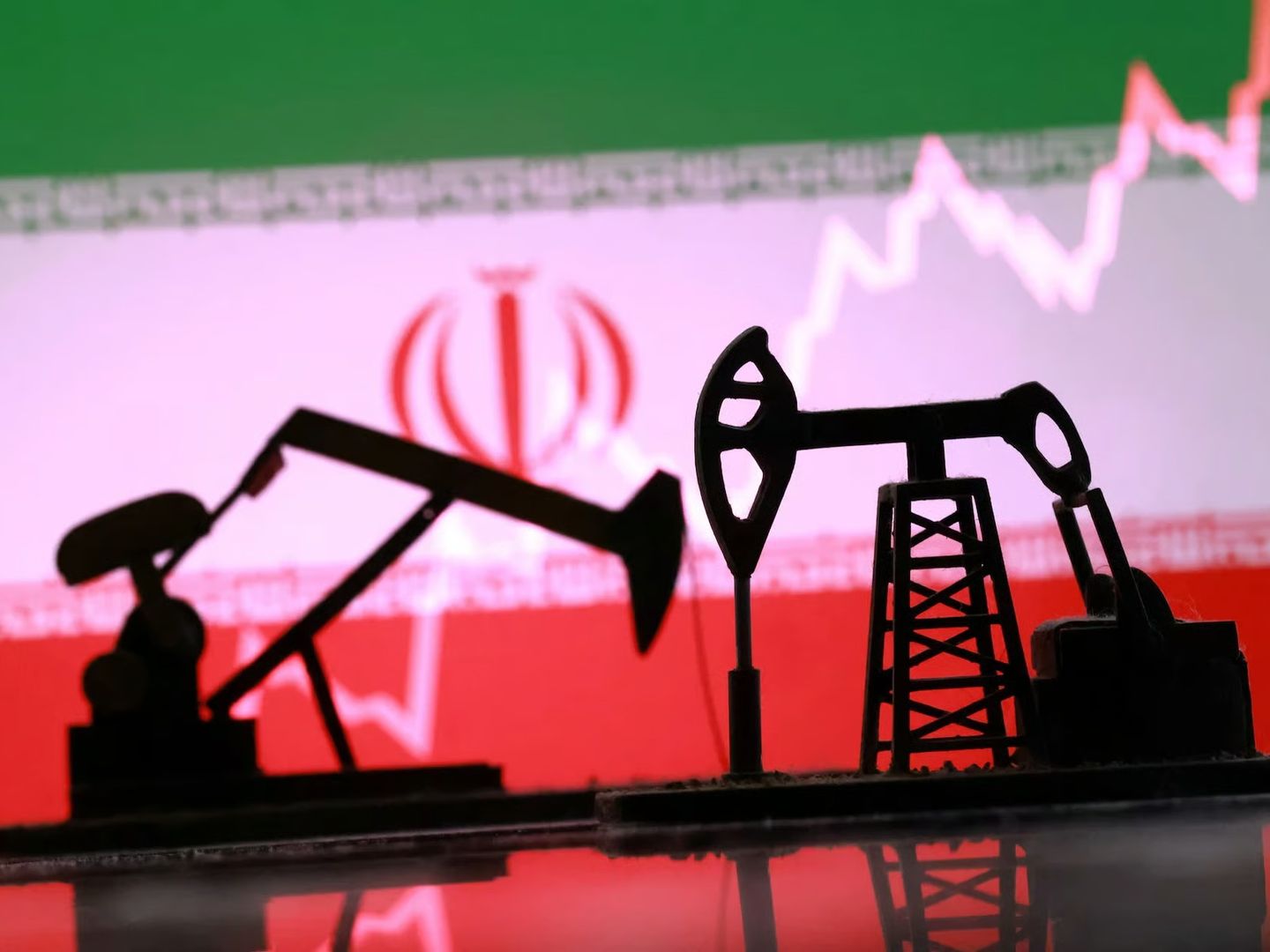 İran’da petrol çıkmazı derinleşiyor: Depolar doldu, üretim baskı altında