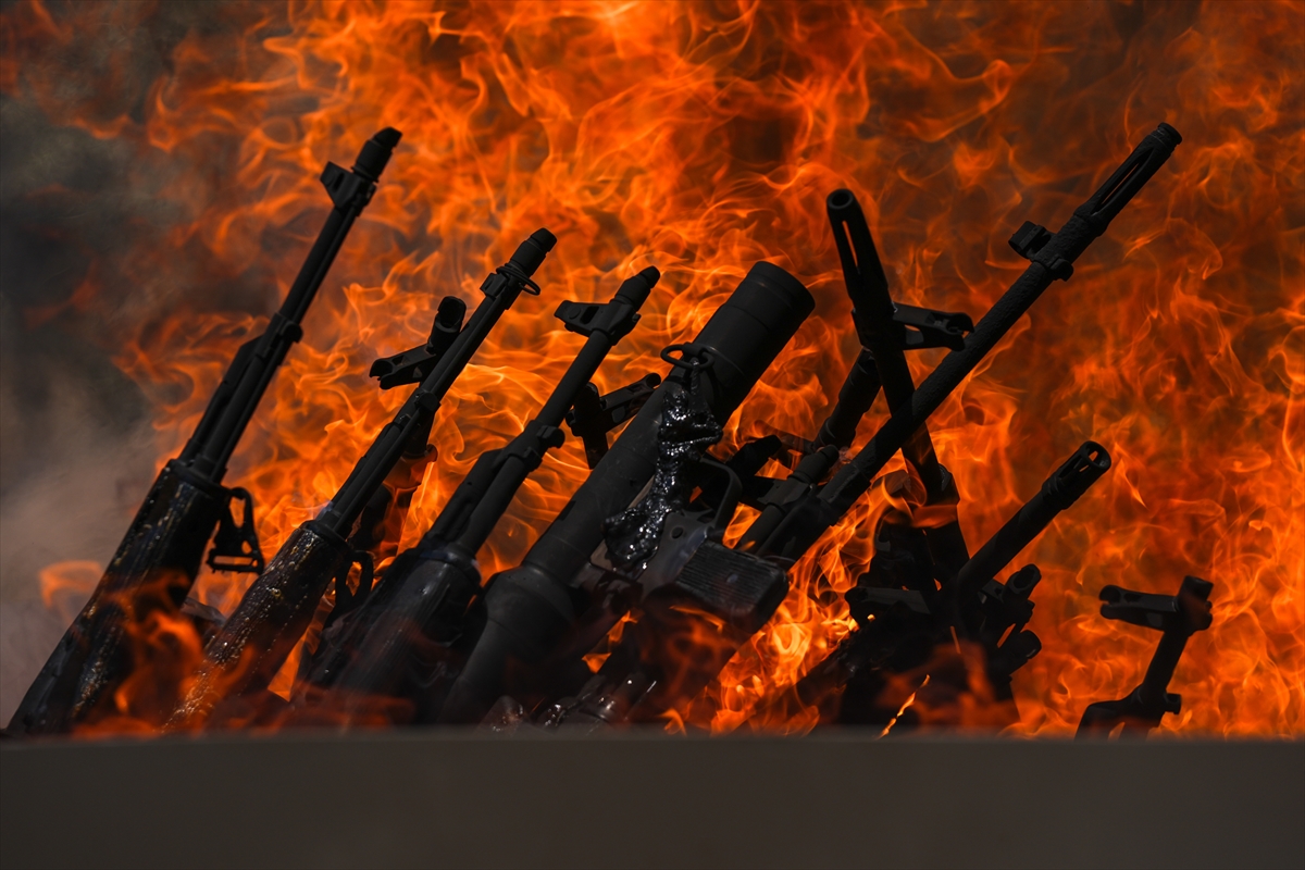 PKK'dan bir grup silahlarını imha etti
