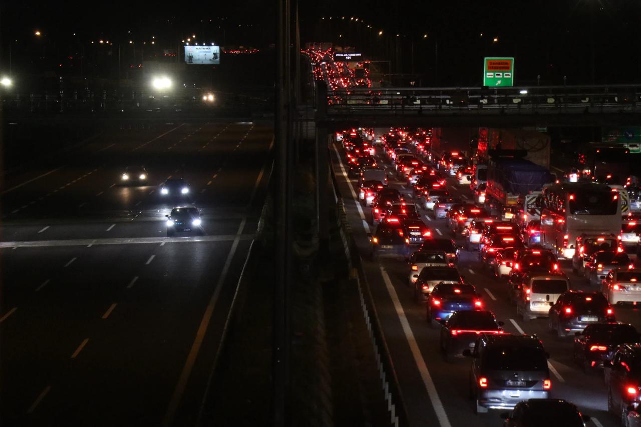Kurban Bayramı tatilcileri yola çıktı: İki otoyolun birleştiği noktada trafik durdu!