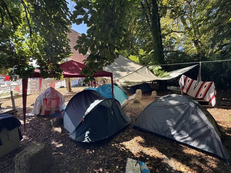 Eylemciler BM önüne çadır kurdu - AA