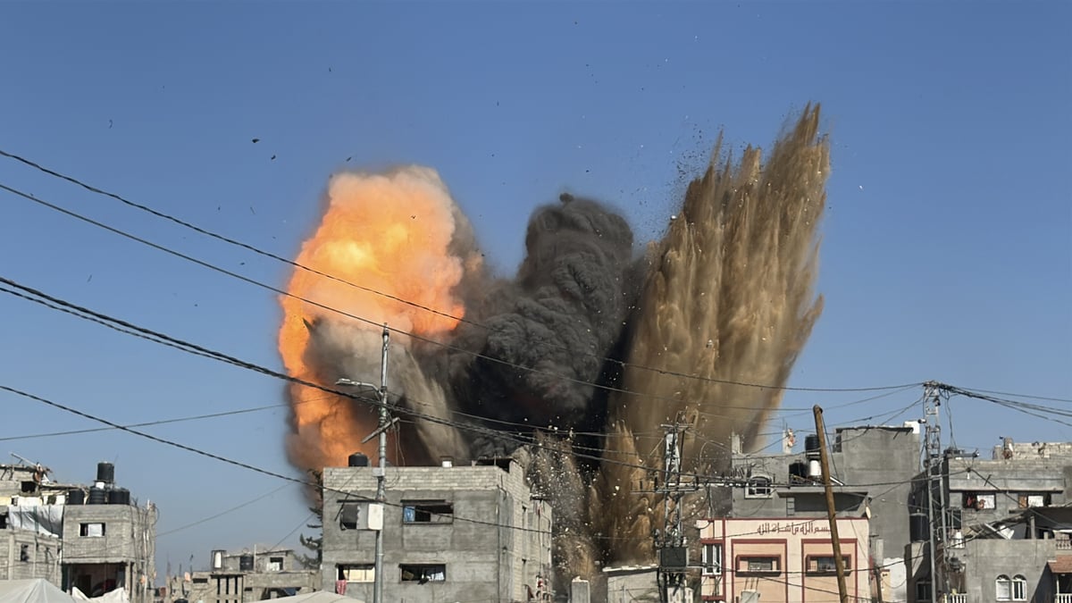 İsrail ordusu, Gazze Şeridi'nin orta kesimindeki Nasirat Kampı'nda bir binayı bombaladı.(AA)