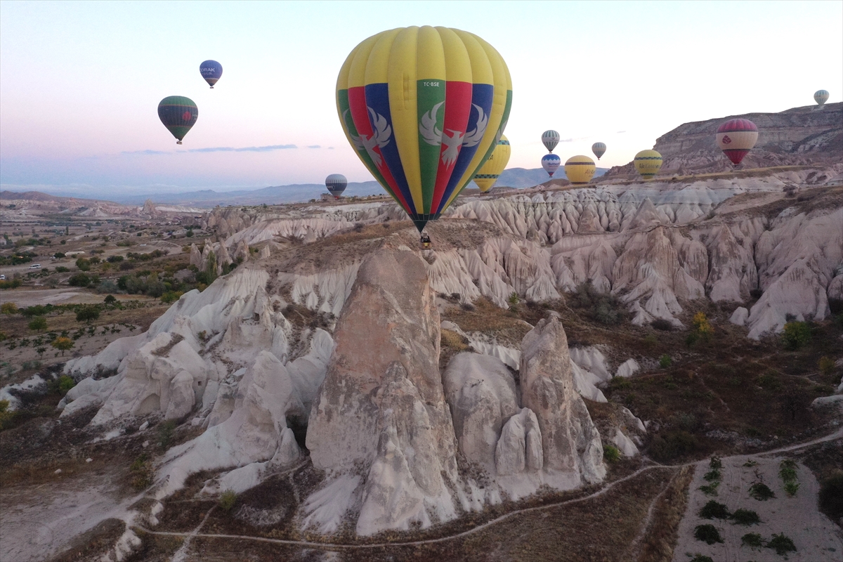 Kapadokya'daki sıcak hava balonları vadilere renk kattı