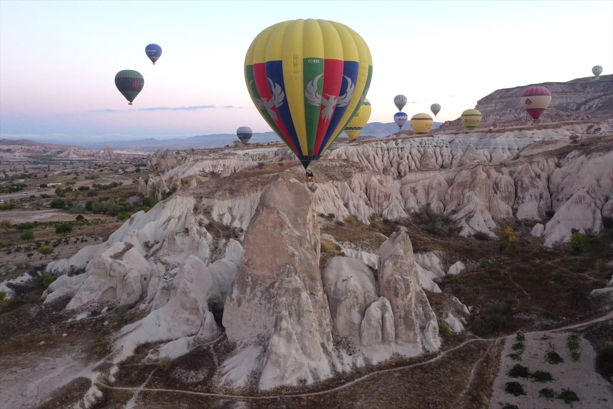 Kapadokya'daki sıcak hava balonları vadilere renk kattı