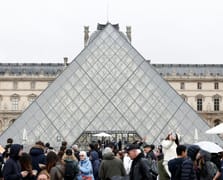 Louvre Müzesi'nde su sızıntısı yüzlerce kitabı kullanılmaz hale getirdi