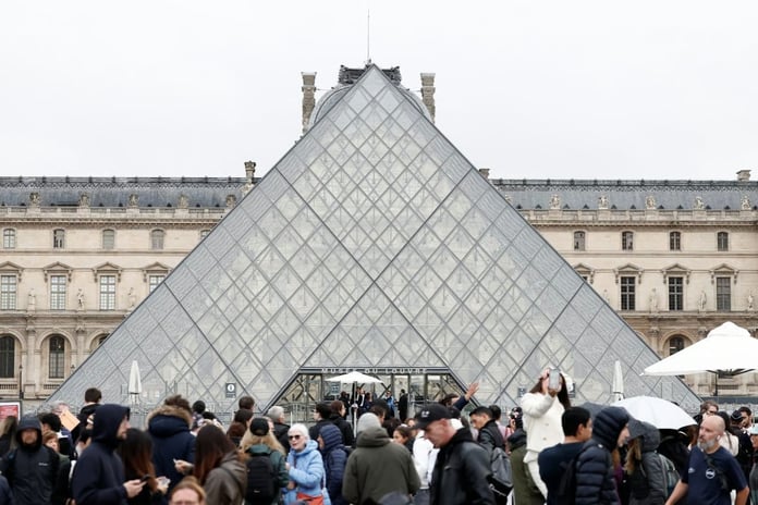 Louvre Müzesi'nde su sızıntısı yüzlerce kitabı kullanılmaz hale getirdi