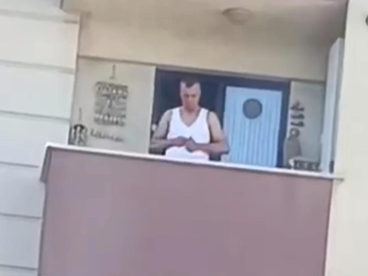 Balkonda şarjör doldurmuştu! Gözaltına alınıp serbest kaldı