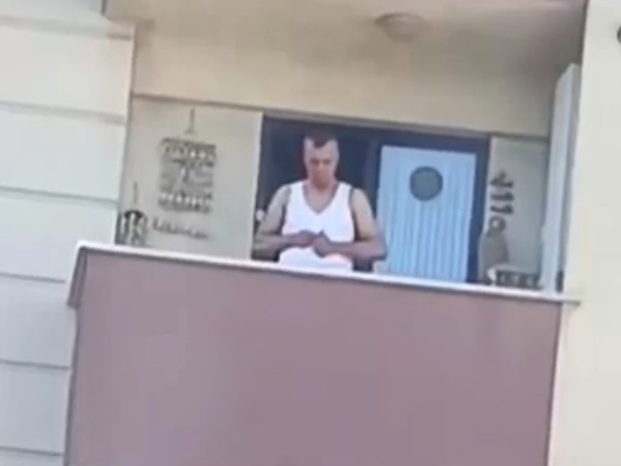 Balkonda şarjör doldurmuştu! Gözaltına alınıp serbest kaldı