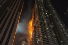 Gökdelende yangın çıktı: Yaklaşık 4 bin kişi tahliye edildi